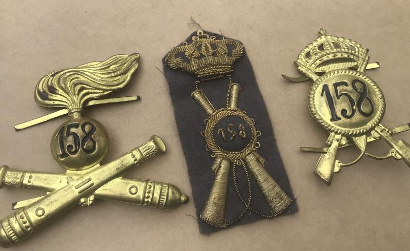 Italy WW2  Matching Set of Hat Badges - Same Regiment